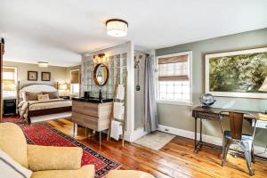 Urban Charm 4BR-2BR Retreat with Patio & Parking