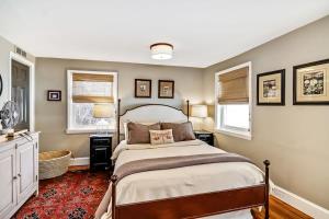 Urban Charm 4BR-2BR Retreat with Patio & Parking