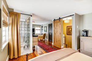 Urban Charm 4BR-2BR Retreat with Patio & Parking