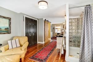 Urban Charm 4BR-2BR Retreat with Patio & Parking