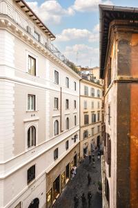Grand Roman Apartment Steps from the Pantheon