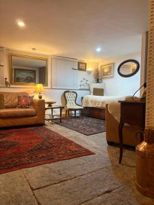 Historic Charm Garden Flat Adjoining Central Park