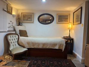 Historic Charm Garden Flat Adjoining Central Park