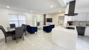 Luxury Pool Retreat Sleep 17 Near Beach