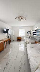 Luxury Pool Retreat Sleep 17 Near Beach