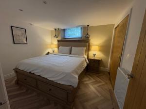 Farm house - Sleeps 16 - Hot Tub - Pet Friendly