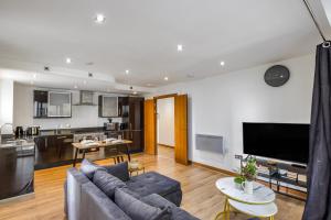 Luxury 2 Bed 2 Bath Canary Wharf Apartment with Balcony