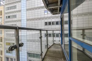 Luxury 2 Bed 2 Bath Canary Wharf Apartment with Balcony