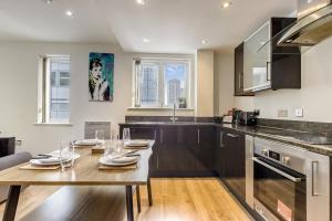 Luxury 2 Bed 2 Bath Canary Wharf Apartment with Balcony
