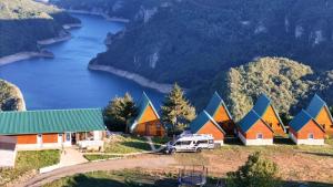 Rural Resort Tron Gold