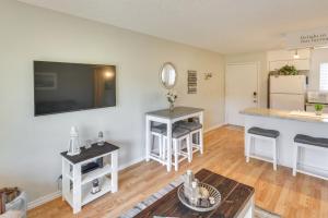 Walk to Lake, Dining and Shops Lake Havasu Condo