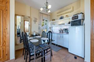 Sunny Penthouse with Pool & Hot Tub in Villa Roca