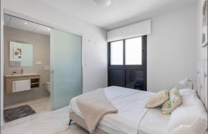 Stunning Penthouse Apartment - sea views, spa, gym