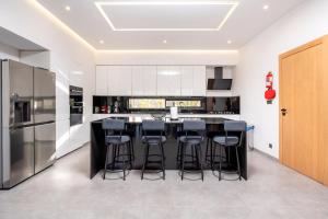 Villa ILHAM billiards heated pool PS5 hammam gym