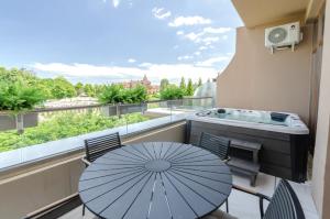 МММ!24-166 in RC Taryan Towers,12 Ioanna Pavla 2 St, Petrovdom Apartments