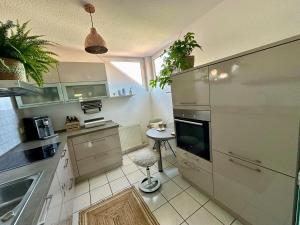Moderne 3-Zimmer-DG-Wohnung, 2 Balkonen & Tiefgarage