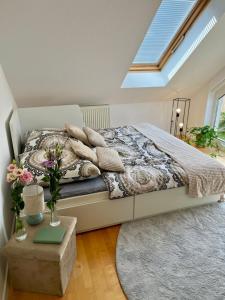 Moderne 3-Zimmer-DG-Wohnung, 2 Balkonen & Tiefgarage
