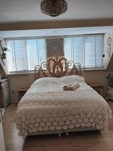 Modern Cozy Asian Style bedroom with Kingsize Spa bath