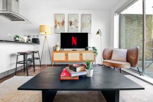 Top-Floor Apartment, 1 minute to Tube, Waterloo & Southbank, Private Balcony