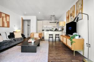 Top-Floor Apartment, 1 minute to Tube, Waterloo & Southbank, Private Balcony