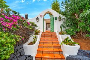 Villa with Moorish Charm and Panoramic Ocean Views