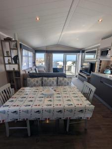 Stunning Caravan with uninterrupted panoramic coastal views at Swanage Coastal Park