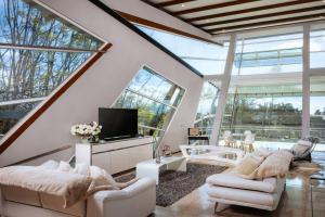 Nebulae Loft Design Stay with Jacuzzi & Firepit