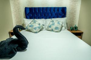 6 bedroom penthouse with pool table- 1 block from Lleras park p4