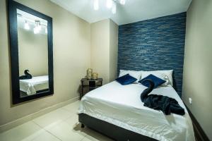 6 bedroom penthouse with pool table- 1 block from Lleras park p4