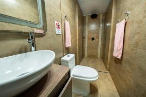 6 bedroom penthouse with pool table- 1 block from Lleras park p4