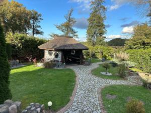 Holiday home with a garden, right by the lake
