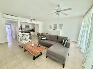 Tropical Apt Near Bibijagua Beach, Pool, 6 Guests