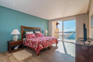 Oceanfront Condo w Infinity Pool & Huge Terrace South Shore