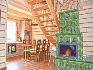 Large house with private garden, right on the lake