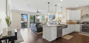 Be A Nomad - 4BR Beach Retreat - Steps to Sand