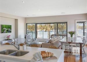 Adrift - Waterfront entertainer with Shared Jetty!