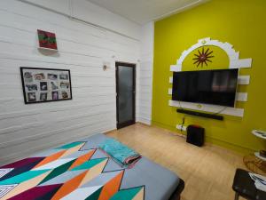 Seaface Bldg 1BHK 0r 2 BHK 0r Pvt room Luxe service flat, Mumbai