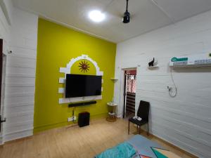 Seaface Bldg 1BHK 0r 2 BHK 0r Pvt room Luxe service flat, Mumbai