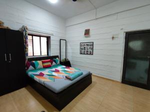 Seaface Bldg 1BHK 0r 2 BHK 0r Pvt room Luxe service flat, Mumbai