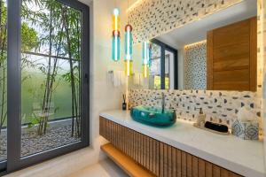 Stunning New 6BR Home Overlooking the Golf Course