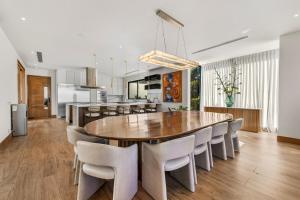 Stunning New 6BR Home Overlooking the Golf Course