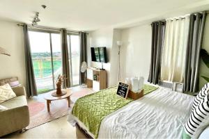 Deluxe - Family Room 1BR with Queen Bed & Beach View