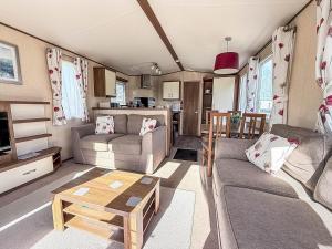 Lovely 8 Berth Caravan At Southview Holiday Park, Skegness Ref 33044M