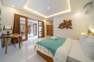 Mirragold Villa - Quiet Pool Oasis with Spacious Patio&Private Parking