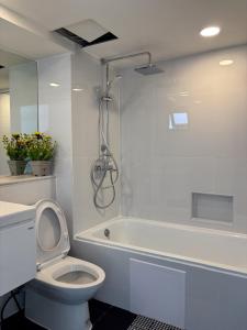 Nordic Minimal 3BR with Tub Near Impact Arena DMK Airport