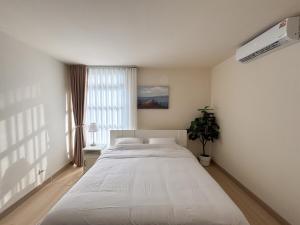 Nordic Minimal 3BR with Tub Near Impact Arena DMK Airport