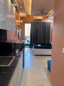 Good vibes only gaur city center studio apartment