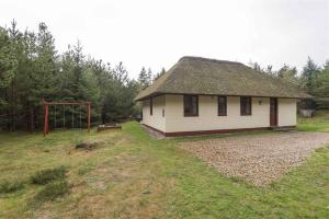 Holiday Home With Thatched Roof And Calm