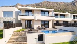 Villa Passion 4 bedroom & private pool in town