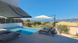 Central location for 6 or 8 guests, 3 bathrooms & private pool
